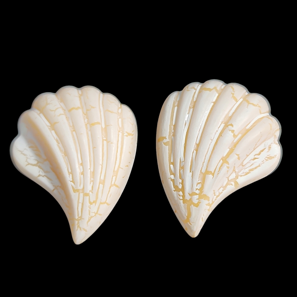 Vintage Shell-Shaped Cream Earrings